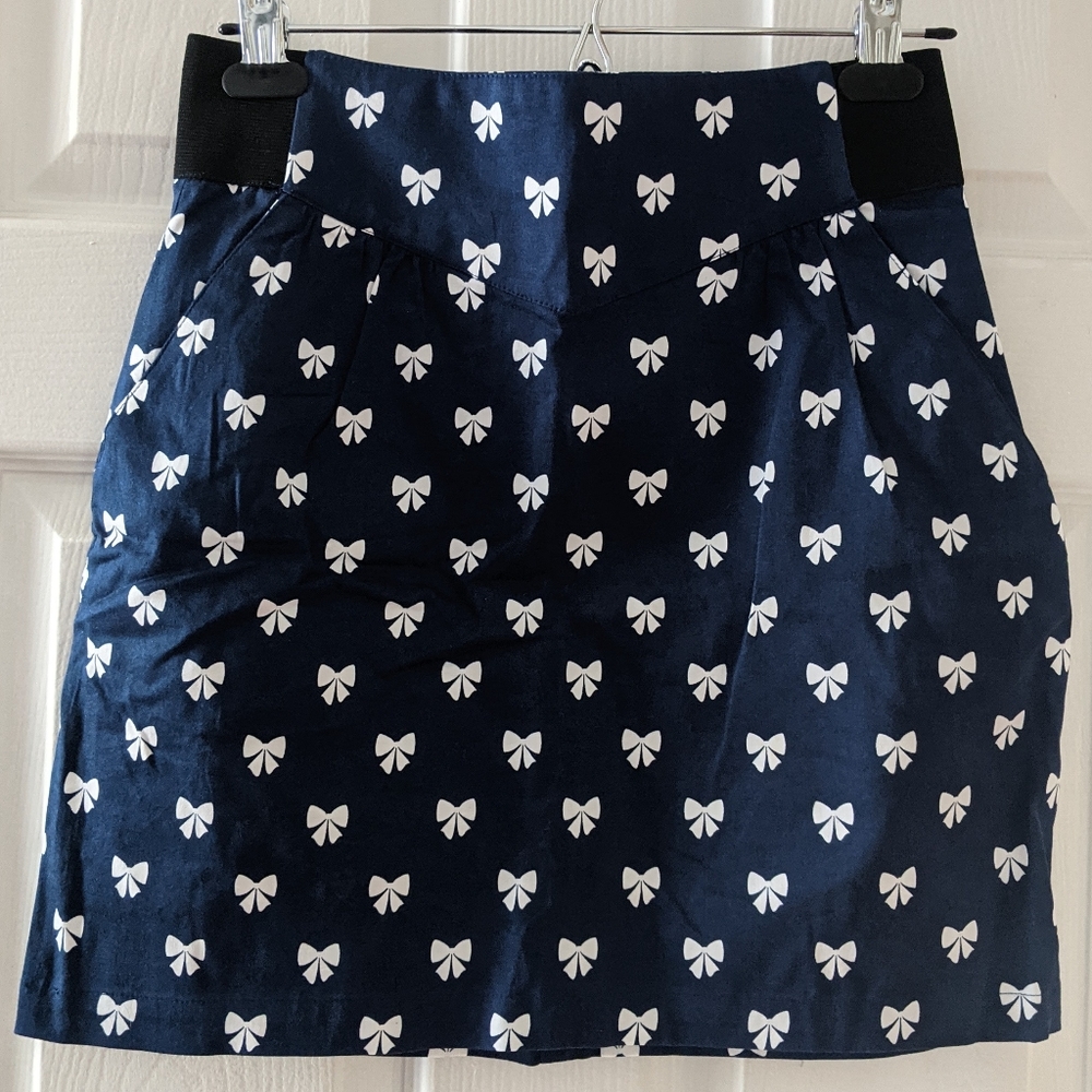 NWT! Divided High Waist Pencil Skirt - Bow Pattern